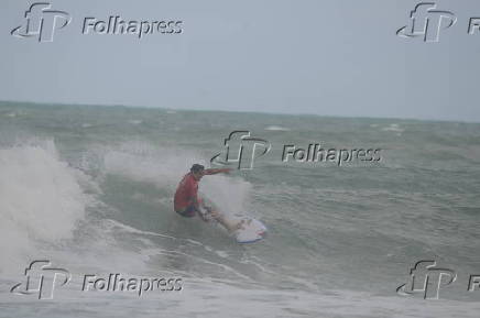 O surfista itlo ferreira ,vence estreia de campeonato em natal .