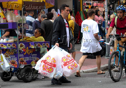 Movimentao de consumidores na regio da 25 de Maro em SP