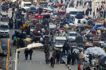 Displaced Palestinians wait to be allowed to return to their homes in northern Gaza, in the central Gaza Strip