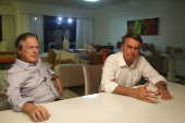 Luciano Bivar ( esq.) e o pr-candidato Jair Bolsonaro em entrevista