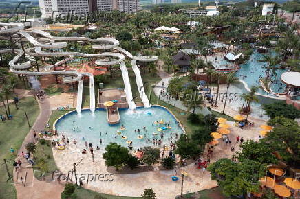 Turistas no parque aqutico Hot Beach