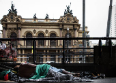 Pessoa em situao de rua dorme em frente ao Theatro Municipal