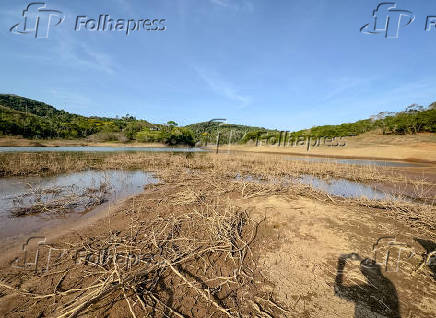 Nvel baixo da Represa de Paraibuna SP