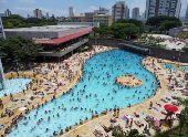 Movimentao nas piscinas do Sesc Belenzinho