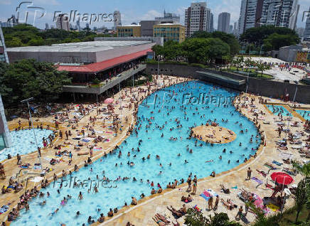 Movimentao nas piscinas do Sesc Belenzinho