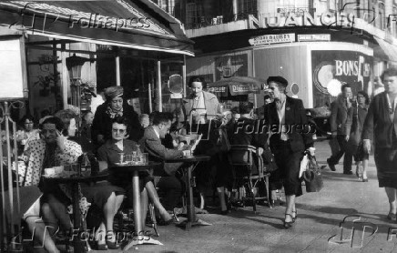 Parisienses em caf na avenida Champs