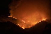 Firefighters battle 'Airport Fire' wildfire in California