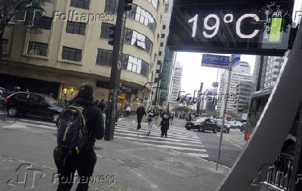 Pedestres enfrentam tarde gelada na Paulista