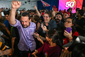 Guilherme Boulos comemora com eleitores A ida ao 2 com eleitores