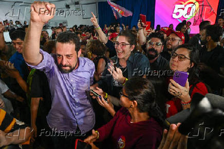 Guilherme Boulos comemora com eleitores A ida ao 2 com eleitores