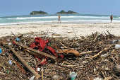 Lixo acumulado na praia da Barra da Tijuca, no Rio