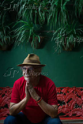 O poeta Jorge Salomo em sua casa em Santa Teresa, no Rio de Janeiro
