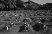 Tmulos do cemitrio da Vila Formosa