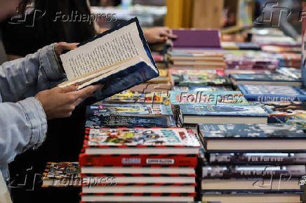 Leitora em estande na Bienal do Livro, aberta nesta sexta em So Paulo