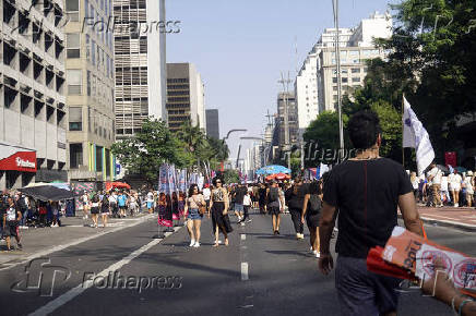 Movimentao na Avenida Paulista na tarde deste domingo