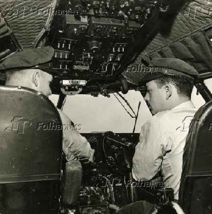 Aviao comercial: pilotos dentro de