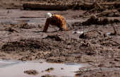 Bombeiro vasculha lama  procura de sobreviventes ou corpo em Brumadinho (MG)