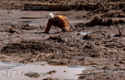Bombeiro vasculha lama  procura de sobreviventes ou corpo em Brumadinho (MG)