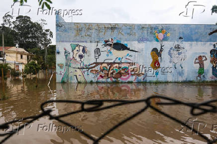 O rio Tiet transbordou e causou enchentes em Salto (SP)