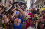 Folies durante bloco clandestino nas ruas do centro do RJ