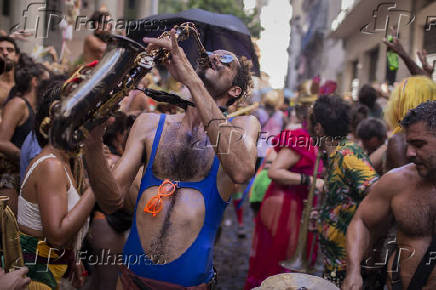 Folies durante bloco clandestino nas ruas do centro do RJ