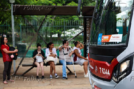 Passageiros aguardam em ponto de nibus no primeiro dia de tarifa zero aos domingos  So Paul