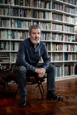 O escritor Michel Laub em seu apartamento, em So Paulo
