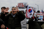 Pro-Yoon supporters take part in a rally outside the Seoul Detention Center in Uiwang