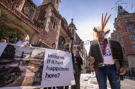 Atingidos pelo crime socioambiental em Mariana protestam na Corte Inglesa