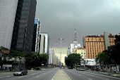 Nuvens escuras encobrem a avenida Paulista