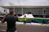 Apoiadores do presidente eleito, Jair Bolsonaro, tiram fotos na Esplanada dos Ministrios (DF)