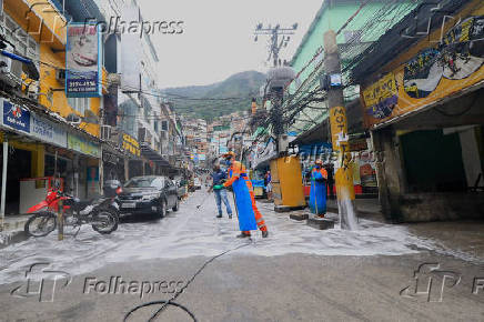 Comlurb faz higienizao nas ruas da favela da Rocinha, no Rio