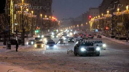 Iluminao de Natal entre as lmpadas de rua, em Moscou, na Rssia