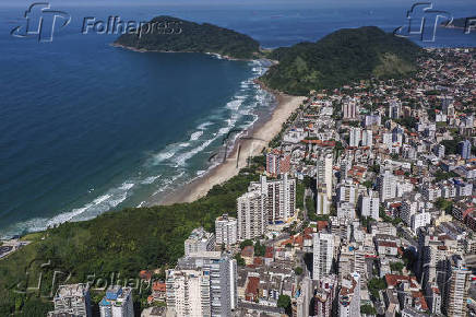 Praia do Tombo e ao fundo Praia do Bueno