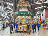 Estandes de alimentos no Mercado Municipal no bairro da Lapa