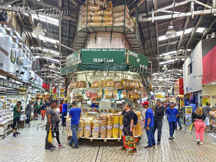 Estandes de alimentos no Mercado Municipal no bairro da Lapa