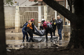 Corpo  retirado do bairro Mathias Velho, em Canoas (RS)