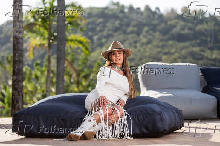 A cantora Lauana Prado em sua casa, em Mairinque, no interior paulista