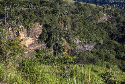 Escarpas de rocha conhecidas como Itambs