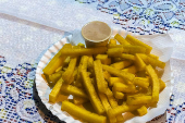 Prato com polenta frita no balco da barraca de polentas durante a quermesse em homenagem a Nossa Senhora de Ftima