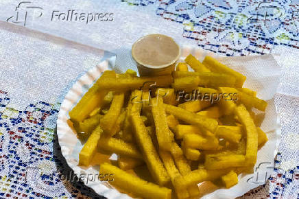 Prato com polenta frita no balco da barraca de polentas durante a quermesse em homenagem a Nossa Senhora de Ftima