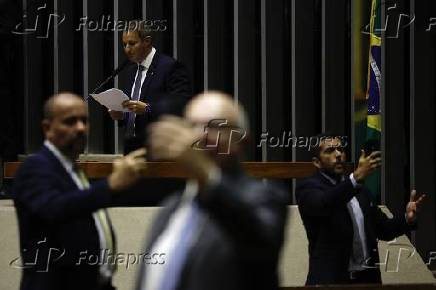 Deputados de direita fazem lives durante votao de projeto que proibiu saidinhas