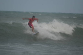 O surfista itlo ferreira ,vence estreia de campeonato em natal .