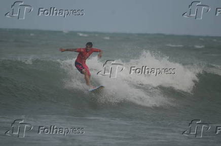 O surfista itlo ferreira ,vence estreia de campeonato em natal .