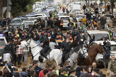 Insultos y lanzamiento de barro a la comitiva de los reyes al llegar al centro de Paiporta