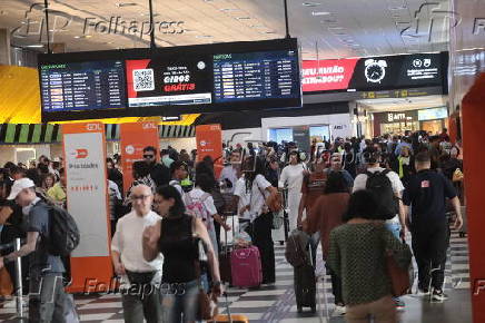 Movimentao intensa de passageiros  no saguo do Aeroporto de Congonhas