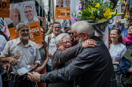 Luiza Erundina participa de caminhada no centro de SP