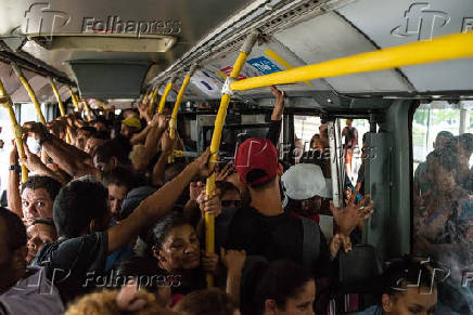 Folhapress Fotos Passageiros Em Nibus Lotado No Rio De Janeiro