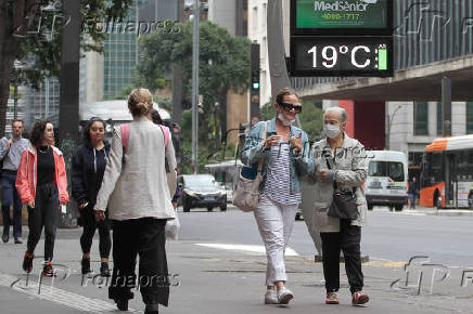 Pedestre se protegem do frio na Avenida Paulista, em So Paulo (SP)