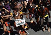 Indgenas de vrias etnias participam de marcha em Braslia